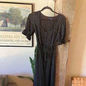 One state dress, runs small, fits more like a 2